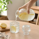 Garrafa de Vidro com Copo – Conjunto Jarra e Taça Retro com Padrão Floral em Relevo (440ml)