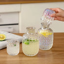 Garrafa de Vidro com Copo – Conjunto Jarra e Taça Retro com Padrão Floral em Relevo (440ml)
